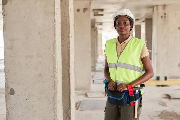 Vrouwelijke bouwvakker glimlachend — Stockfoto