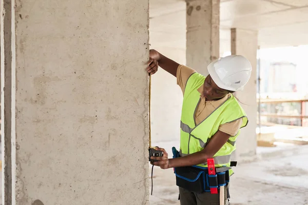 Trabalhadora da construção feminina — Fotografia de Stock