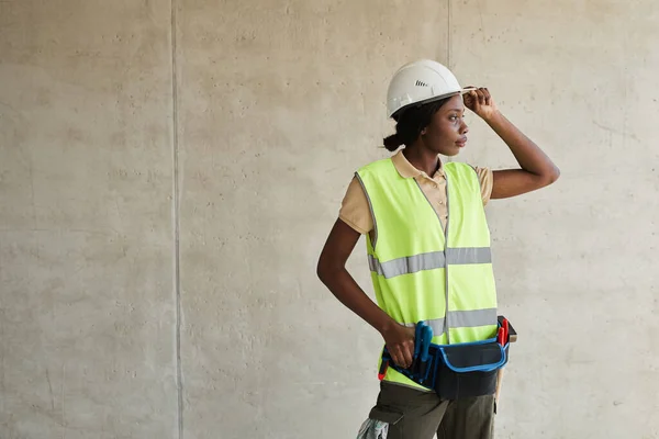Moderne vrouwelijke bouwvakker — Stockfoto
