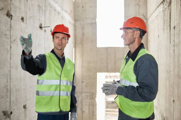 Två ingenjörer på byggarbetsplatsen — Stockfoto