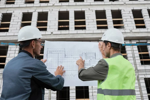 Pracowników budowlanych, omawiając plany — Zdjęcie stockowe