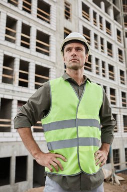 Genç inşaat işçisi