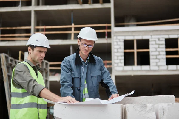 Ingenieurs bespreken bouwplannen — Stockfoto