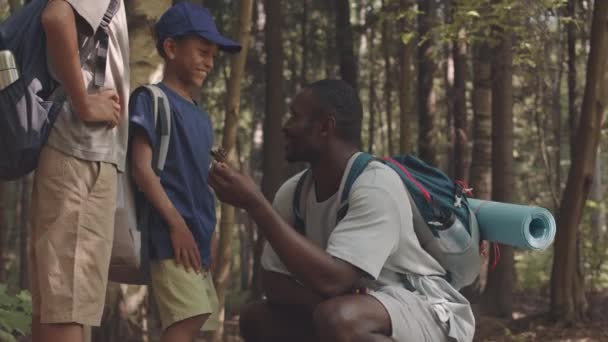 Foto Media Dell Uomo Afroamericano Dei Suoi Due Simpatici Figlioletti — Video Stock