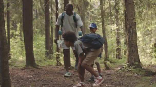 Πλήρες Πλάνο Του Αφροαμερικανού Αγοριού Τραυματίστηκε Ξαφνικά Πόδι Του Ενώ — Αρχείο Βίντεο