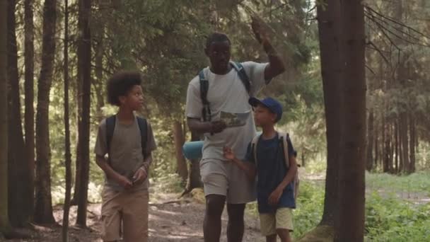 Medium Slowmo Shot Two Joyful African American Boys Father Map — Stock Video