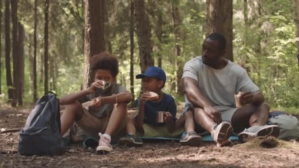 Slowmo Shot African American Man His Two Little Sons Sitting — Stock Video