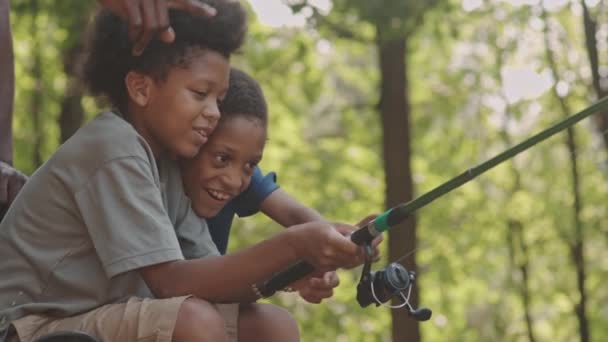 아프리카 미국인 소년들 여름날 속에서 밖에서 고기잡이를 모습을 — 비디오