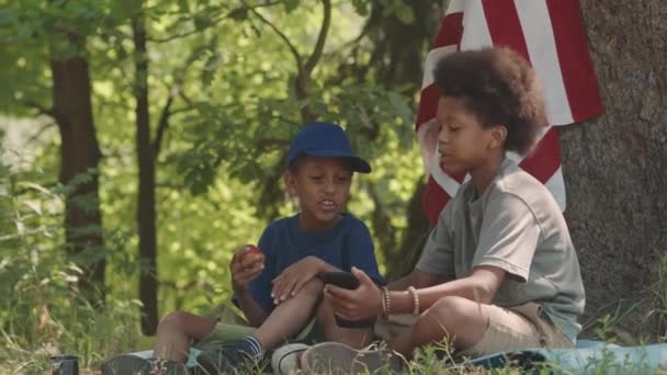 Slowmo Shot Two African American Boys Resting Together Sitting Big — Stock Video