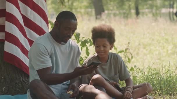 Slowmo Skott Glada Afroamerikanska Mannen Och Hans Söta Lilla Son — Stockvideo