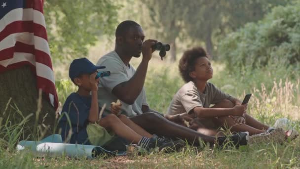 Langzame Opname Van Afro Amerikaanse Man Met Twee Zonen Die — Stockvideo