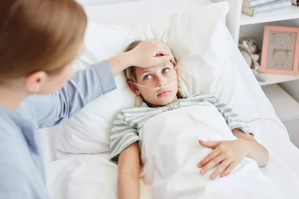 Madre cuidando a un niño enfermo — Foto de Stock