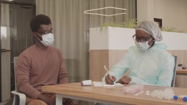 Média Dose Enfermeira Vestindo Macacões Protetores Medindo Temperatura Jovem Afro — Vídeo de Stock