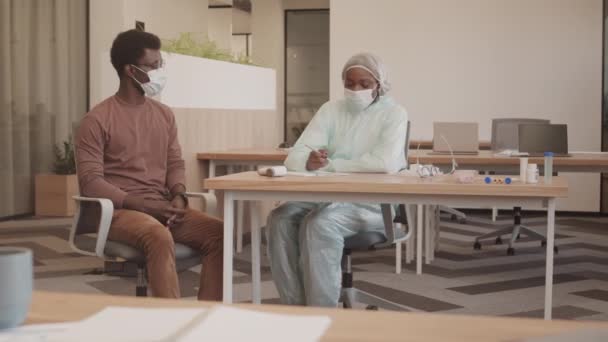 Medium Skud Ung Afrikansk Amerikansk Mand Taler Med Sygeplejerske Beskyttende – Stock-video