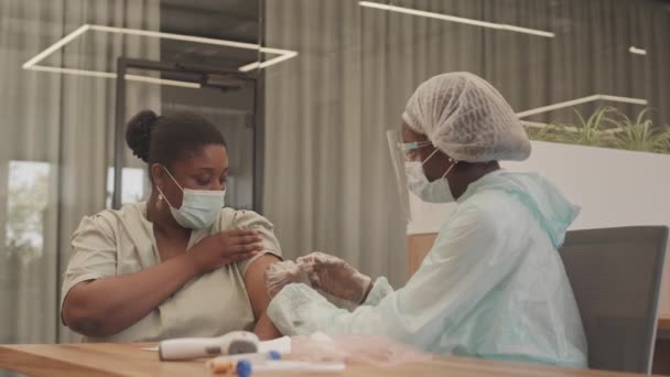 Tiro Médio Uma Jovem Afro Americana Vacinada Contra Coronavirus Com — Vídeo de Stock