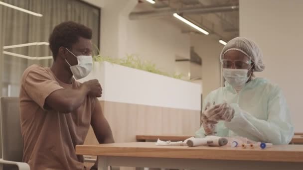 Média Foto Trabalhadora Médica Fazendo Tiro Braço Jovem Afro Americano — Vídeo de Stock