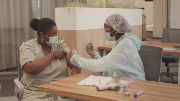 Média Foto Uma Jovem Afro Americana Vacinada Contra Covid Como — Vídeo de Stock