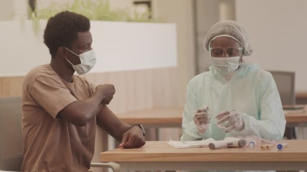 Média Foto Jovem Negro Sendo Baleado Seu Atm Enquanto Vacinado — Vídeo de Stock