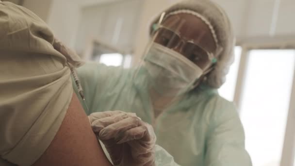 Gros Plan Infirmière Dans Écran Protecteur Masque Faisant Injection Vaccin — Video