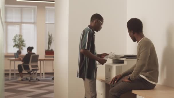 Μεσαία Λήψη Δύο Νεαρών Αφροαμερικανών Ανδρών Casualwear Συνομιλία Στο Χώρο — Αρχείο Βίντεο