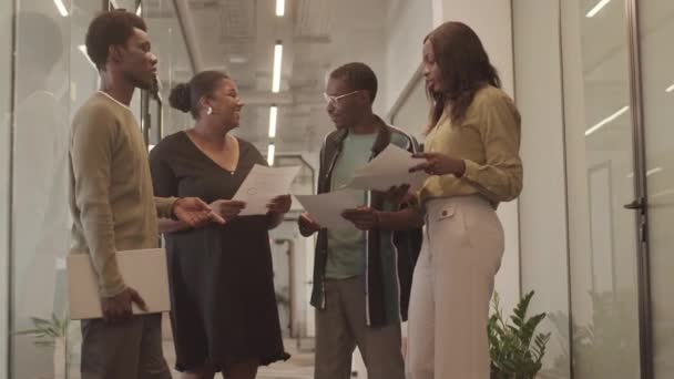 Plan Moyen Groupe Afro Américain Collègues Masculins Féminins Discutant Des — Video