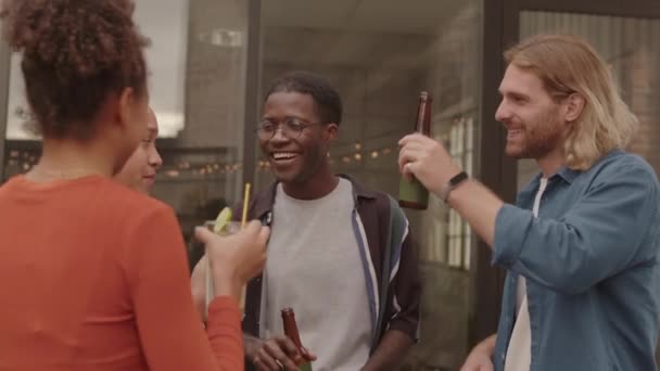 Medelhög Bild Unga Glada Multietniska Människor Klinkande Cocktailglas Och Ölflaskor — Stockvideo