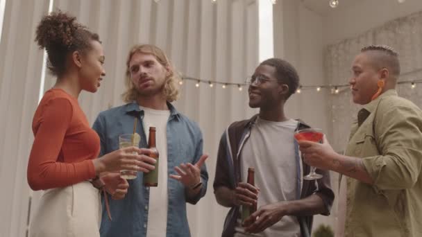 Medium Shot Four Young Diverse Men Women Cocktails Drinks Beer — Stock Video