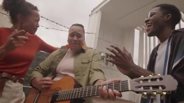 Handheld Médio Tiro Alegre Jovem Mestiço Mulher Tocando Música Enérgica — Vídeo de Stock