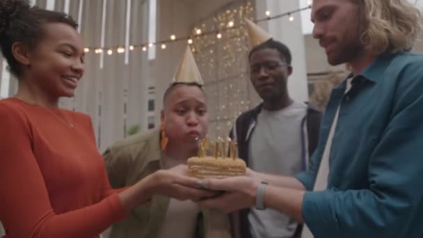 케이크에 촛불을 밝히는 머리의 파티에서 친구들 축하하는 모자쓰고 재밌게 — 비디오