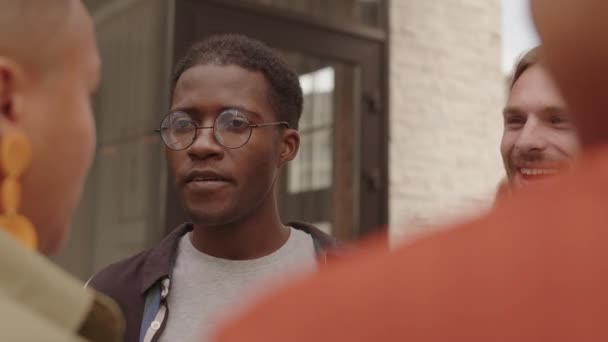 Nahaufnahme Von Vier Jungen Multiethnischen Menschen Die Bei Einer Dachparty — Stockvideo