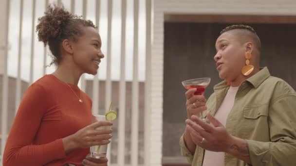 中镜头 年轻的混血女子在房顶派对上畅饮鸡尾酒 — 图库视频影像
