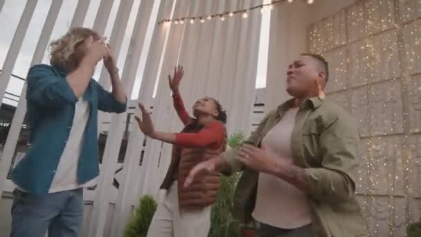 Çok Irklı Iki Genç Kadın Erkeğin Yazın Çatıdaki Partide Dans — Stok video