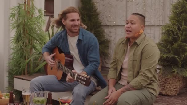 Foto Mediana Joven Pelo Largo Tocando Guitarra Acústica Mientras Amiga — Vídeos de Stock