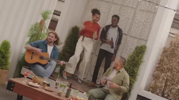 Foto Completa Cuatro Jóvenes Multiétnicos Divirtiéndose Festejando Terraza Azotea Noche — Vídeo de stock