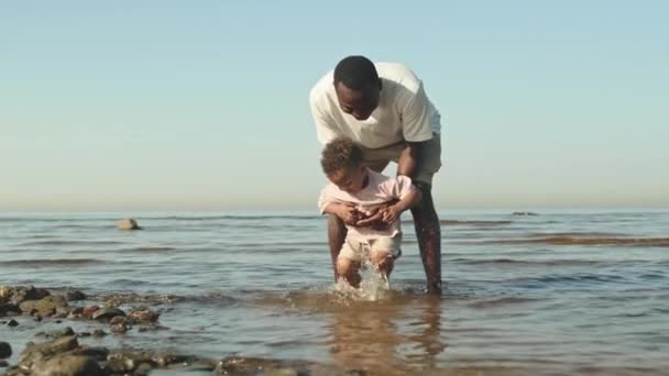 Powolny Strzał Czułego Afroamerykańskiego Ojca Trzymającego Rękach Swojego Zabawnego Synka — Wideo stockowe