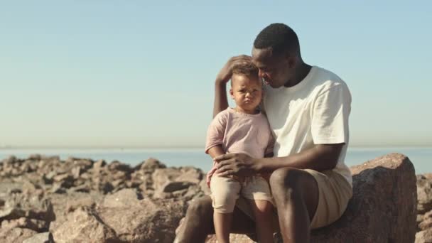 Medium Skott Tillgiven Afroamerikansk Man Och Söt Småbarn Pojke Sitter — Stockvideo
