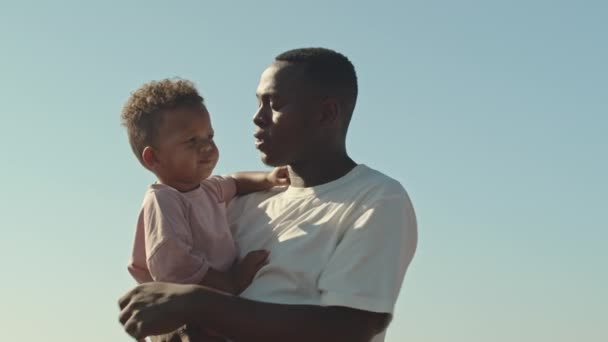 Slowmo Médio Tiro Pai Afro Americano Afetuoso Segurando Seu Filho — Vídeo de Stock