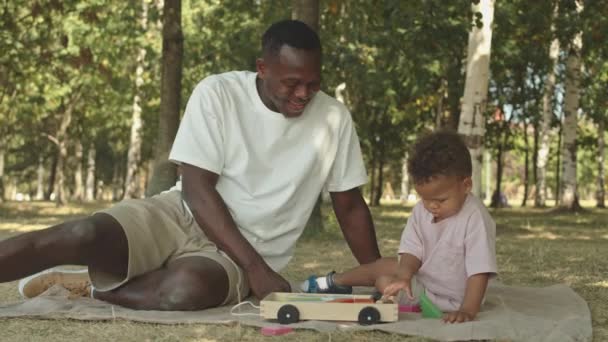 Slowmo Skott Glad Afroamerikansk Man Med Årige Son Vilar Parken — Stockvideo