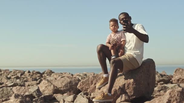 Amplo Tiro Com Lentidão Jovem Homem Afro Americano Alegre Segurando — Vídeo de Stock