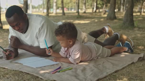 Sevecen Afro Amerikalı Bir Adam Küçük Tatlı Oğlu Güneşli Bir — Stok video