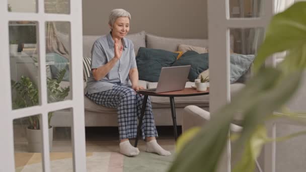 Full Bild Äldre Asiatiska Kvinna Bär Pyjamas Sitter Soffan Vardagsrummet — Stockvideo
