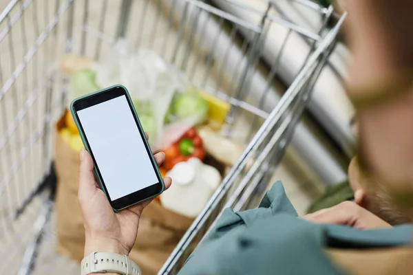 Використання мобільного додатку під час купівлі їжі — стокове фото