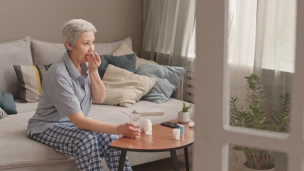 Medio Lungo Anziana Donna Asiatica Che Indossa Salotti Seduto Sul — Video Stock