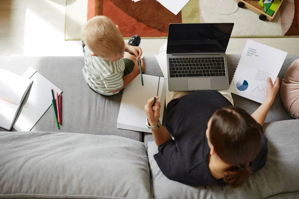 Madre incinta che lavora con le finanze — Foto Stock