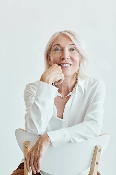 Посміхаючись зріла бізнес-леді на білому — стокове фото