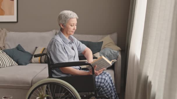Orta Boy Gri Saçlı Şezlonglu Asyalı Kadın Tekerlekli Sandalyede Oturuyor — Stok video