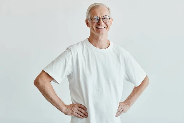 Hombre mayor sonriente en blanco —  Fotos de Stock