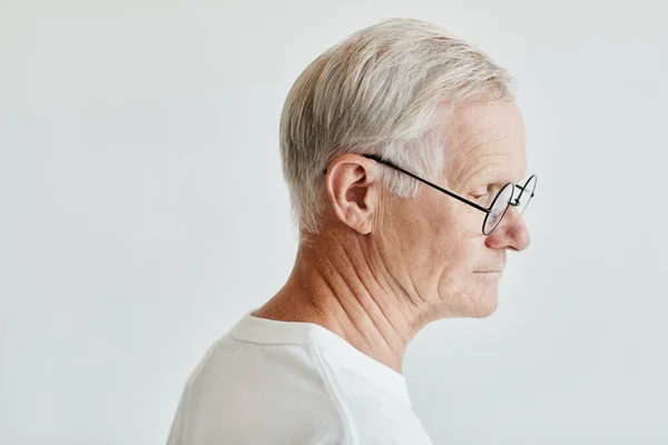 Uomo anziano che indossa occhiali vista laterale — Foto Stock