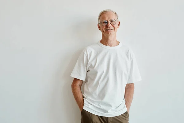 Obsah Senior Man on White — Stock fotografie