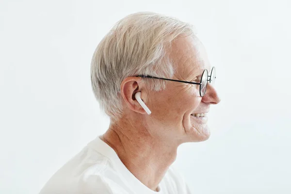 Uomo anziano con auricolari Vista laterale — Foto Stock